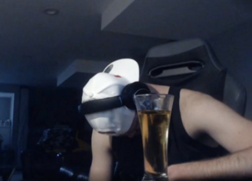 Про-игрок в Apex Legends получил бан на Twitch, потому что пьяным заснул на собственной трансляции