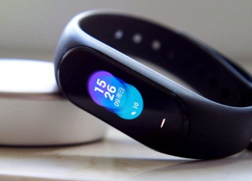 Xiaomi Mi Band 4: появились «живые» фото включенного фитнес-трекера