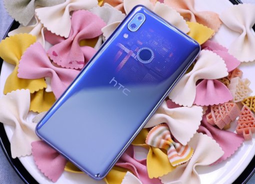 HTC представила смартфоны Desire 19+ и U19e: скромные камерофоны с завышенными ценниками