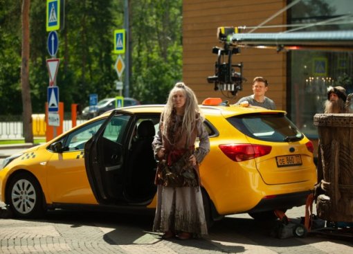 Баба-Яга выходит из такси на первых кадрах со съемок «Последнего богатыря 2»