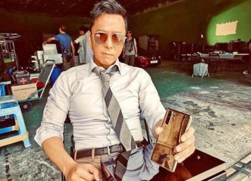 Актер Донни Йен, сыгравший в «Ип Мане» и «Звездных войнах», получил золотой именной Huawei P30 Pro