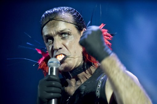 Lindemann, группа солиста Rammstein, выпустила новый бодрый клип на песню Steh auf