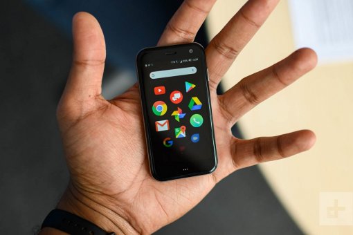 В России представили смартфон Palm: миниатюрный аппарат за огромные деньги