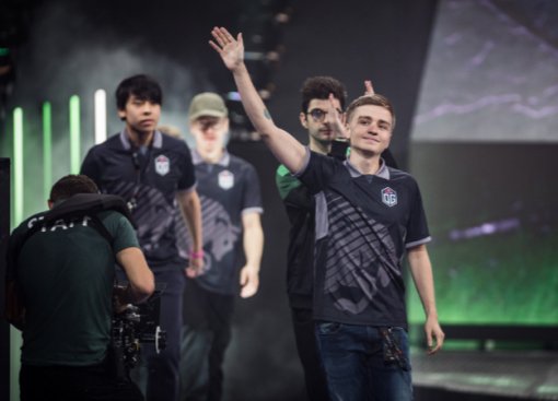 Чемпион The International 2019 по Dota 2 разрывает «паб» — 186 убийств за один матч!