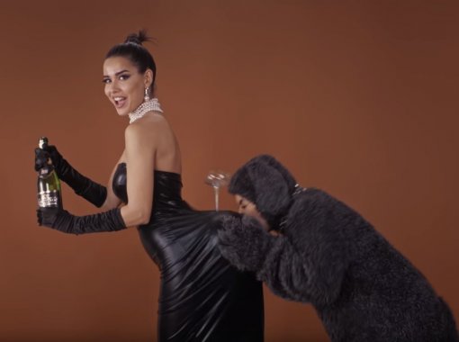 Огромная задница Ким Кардашьян, стрелки с кошками и собачий трип в новом клипе Little Big