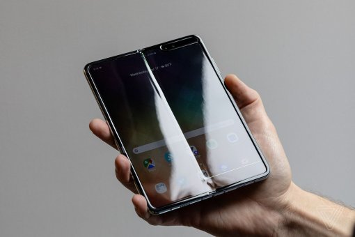 Samsung Galaxy Fold сгибали в прямом эфире, пока флагман не сломался