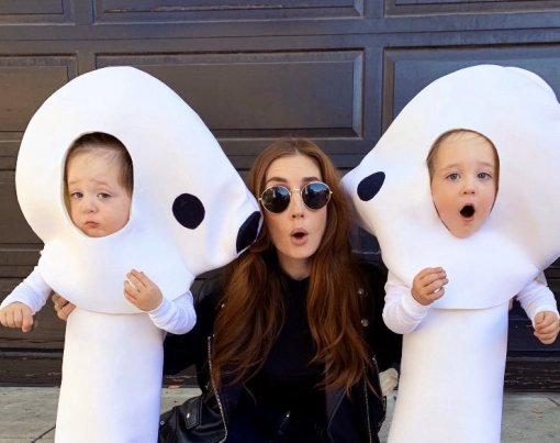 На Хэллоуин женщина нарядила своих детей в костюмы AirPods. Их оценил даже Тим Кук