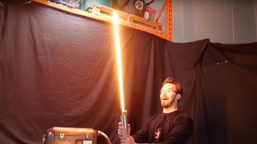 Блогер с YouTube создал реальный световой меч