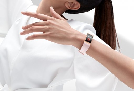 Новый фитнес-браслет Huawei Band 4 Pro с NFC оценили в 3500 рублей