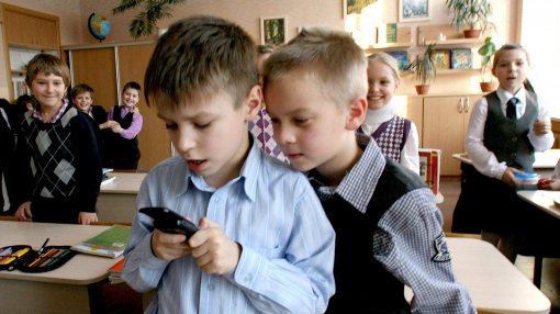Мальчишки играют в два раза больше девчонок: Рособрнадзор опубликовал занятия школьников в интернете