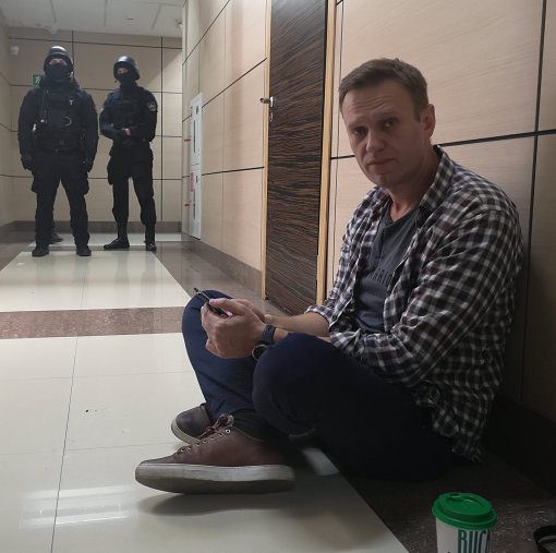 У ФБК забрали всю технику после обыска. Но Навальному вернули электронную книгу с «Ведьмаком»
