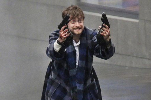 Дэниэл Рэдклифф играет неудачника в трейлере экшена «Безумный Майлз»