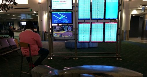 Скучающий геймер подключил к монитору в аэропорту Портленда PS4 и стал играть в Apex Legends