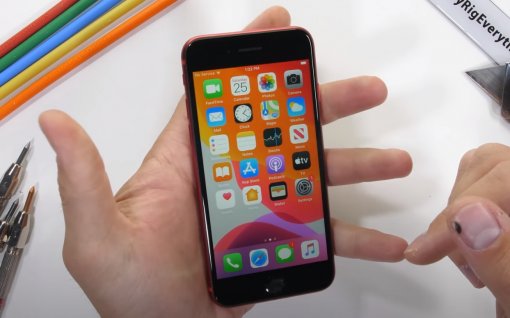 Новый iPhone SE легко прошел тесты на прочность и совсем не гнется