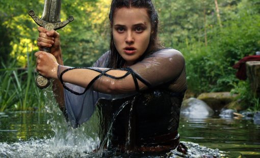 Netflix показал кадры из сериала «Проклятая» — новой версии легенды о короле Артуре