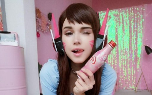 Российская девушка косплеит D.Va из Overwatch. Все фантазии о героинях меха-аниме в одной сессии