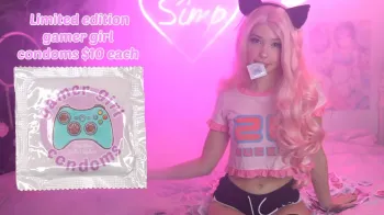 Скандальная модель Belle Delphine представила геймерские презервативы