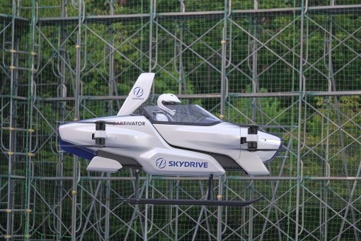 Стартап SkyDrive и Toyota провели первые испытания летающего электромобиля