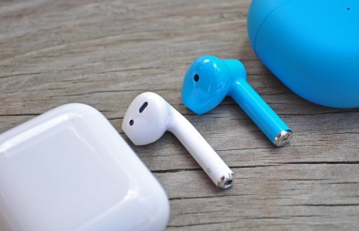 Таможня США увидела в наушниках OnePlus Buds поддельные Apple AirPods и конфисковала всю партию