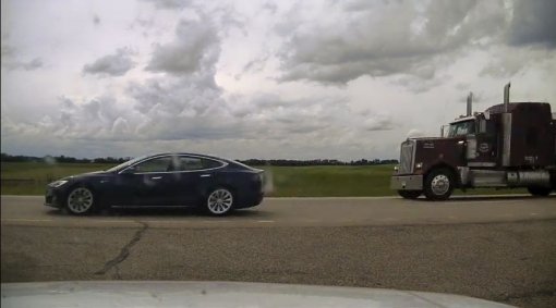 В Канаде автопилот на Tesla устроил погоню от полиции, пока водитель спал