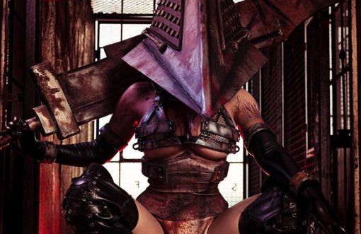 Мрачно, но горячо: девушка косплеит Пирамидоголового из Silent Hill