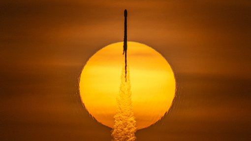 Это надо видеть: ракета Falcon 9 летит на фоне Солнца