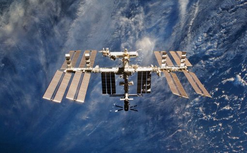 В 2021 году SpaceX Crew Dragon отвезет на МКС трех первых туристов