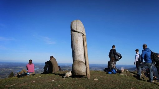 Статуя пениса пропала в Германии. Она находилась на горе