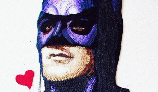 Вязаные Бэтмен и Илон Маск: художница создает крутые портреты из ниток