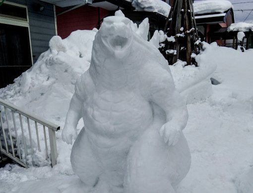 Японский художник делает скульптуры из снега. Есть Годзилла и R2-D2