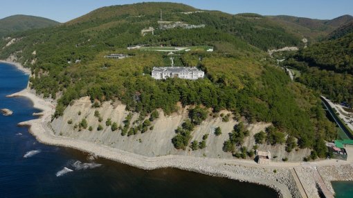 В Геленджике дворец, во дворце аквадискотека и склад грязи. Собрали мемы про «дворец для Путина»