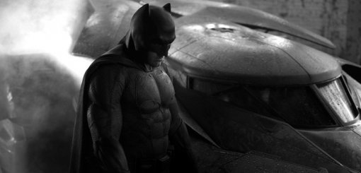 Зак Снайдер показал новый кадр с бэтмобилем из «Лиги справедливости». Там Бэтмен и Альфред