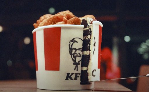 KFC вернула слоган об облизывании пальцев в новом видео