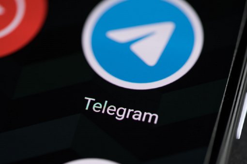 В бета-версии Telegram для iOS появились реакции на сообщения и снег в чате