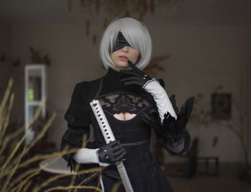 Россиянка показала косплей на 2B из NieR Automata в чулках и платье с декольте