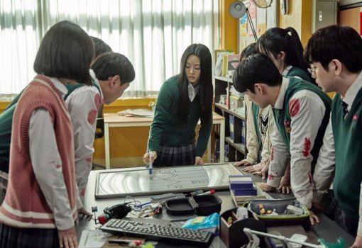 Южнокорейский сериал «Мы все мертвы» возглавил мировой рейтинг Netflix