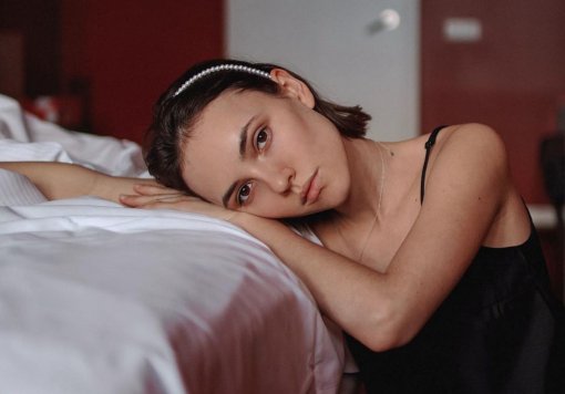 Российская актриса Стася Милославская рассказала о роли шпионки в сериале от Netflix