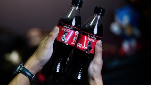 Coca-Cola выпустила бутылки Star Wars Coke со светящимися световыми мечами Coca-Cola выпустила бутылки Star Wars Coke со светящимися световыми мечами